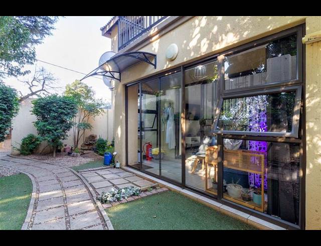 2 BEDROOM APARTMENT FOR SALE IN ROOSEVELT PARK